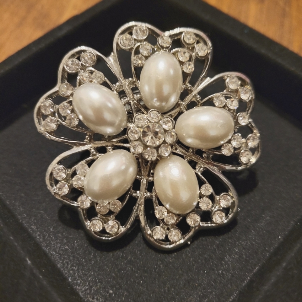 Elegant Silver Flower Ring, size 4.5 with stretch band, Rhinstone & Pearl